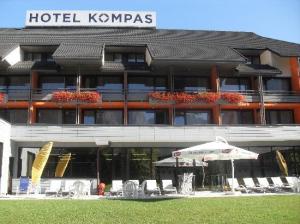 facing-the-pool kompas